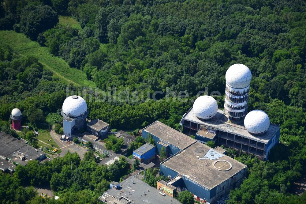 Berlin aus der Vogelperspektive: Ruine der ehemaligen Militär- Abhör- und Radaranlage auf dem Teufelsberg in Berlin - Charlottenburg
