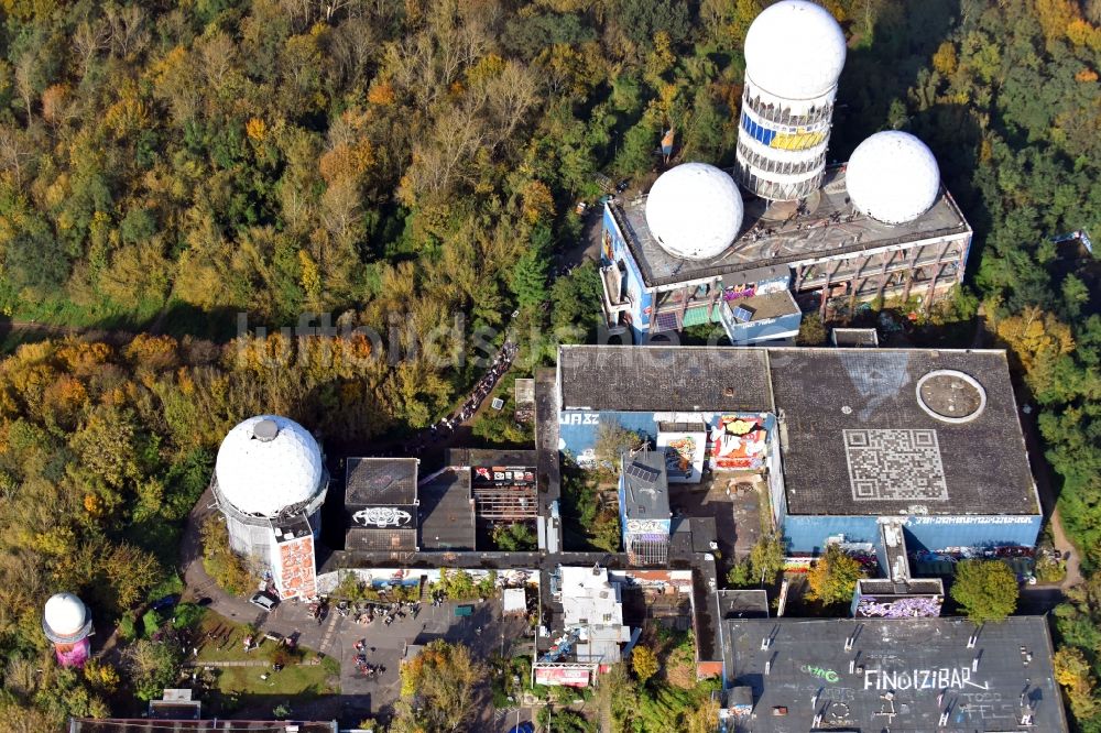 Luftbild Berlin - Ruine der ehemaligen Militär- Abhör- und Radaranlage auf dem Teufelsberg in Berlin - Charlottenburg