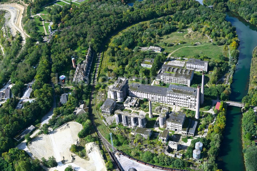 Luftbild Rüdersdorf - Ruine der Gebäude und Hallen der Zement- und Phosphatchemiefabrik in Rüdersdorf im Bundesland Brandenburg, Deutschland