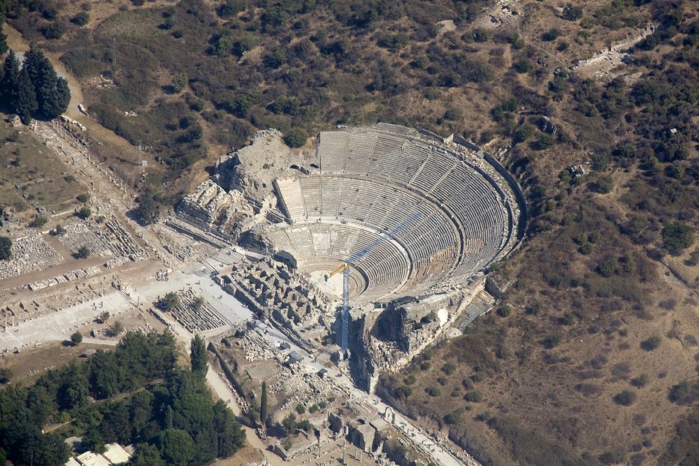 Luftaufnahme Selcuk - Ruine des Großen Theaters bei Efes in der Türkei