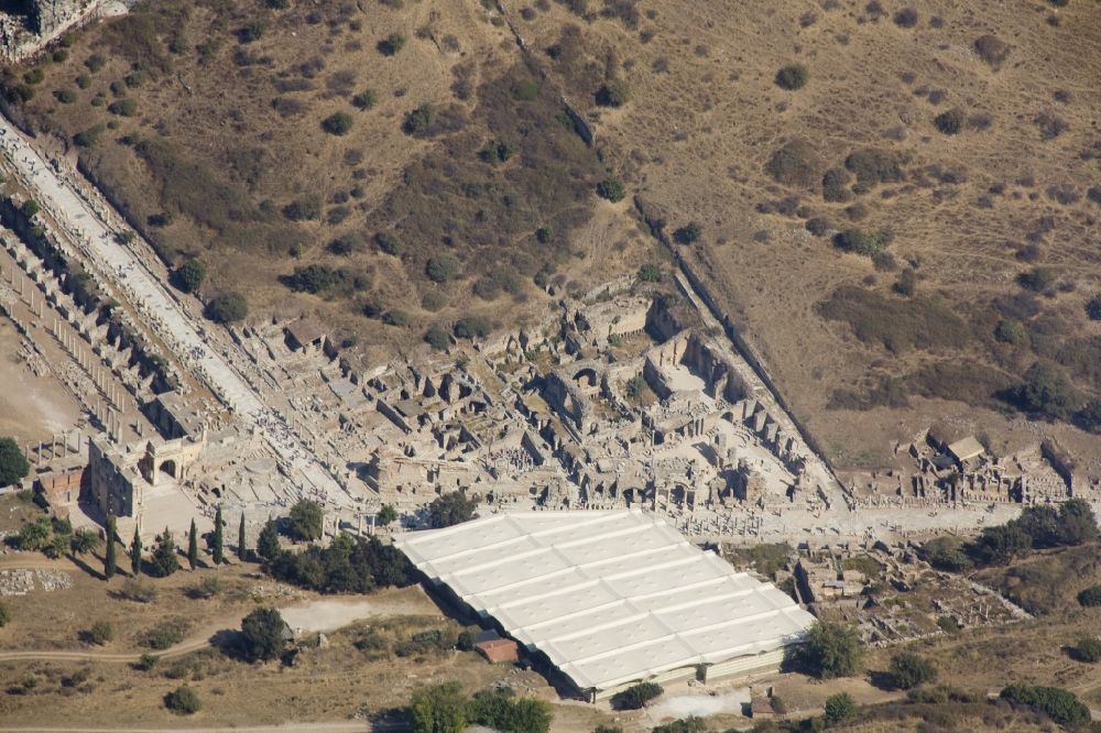 Selcuk von oben - Ruine des Großen Theaters bei Efes in der Türkei