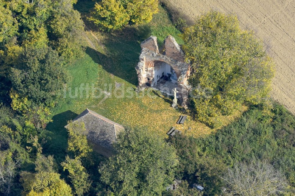 Luftaufnahme Ciko - Ruine des Kirchengebäude der alten Kirche in Ciko in Tolnau, Ungarn