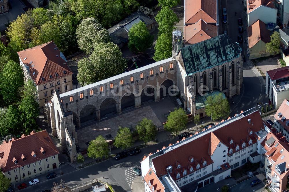 Luftaufnahme Erfurt - Ruine des Kirchengebäude der Barfüßerkirche im Ortsteil Altstadt in Erfurt im Bundesland Thüringen, Deutschland