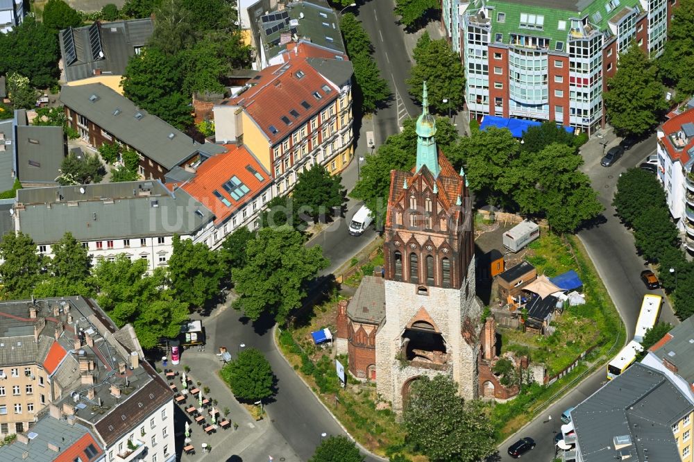 Luftbild Berlin - Ruine des Kirchengebäude der Bethanienkirche am Mirbachplatz in Weißensee in Berlin, Deutschland
