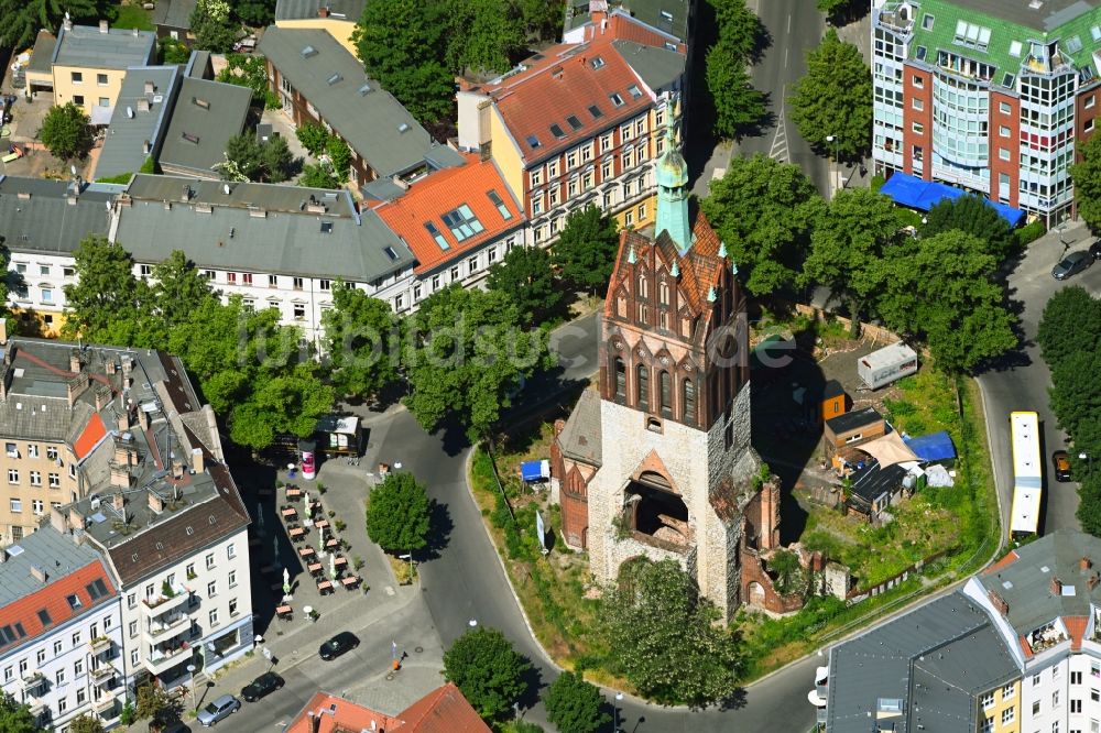 Luftaufnahme Berlin - Ruine des Kirchengebäude der Bethanienkirche am Mirbachplatz in Weißensee in Berlin, Deutschland