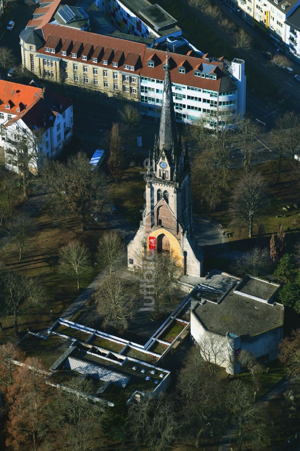 Kassel aus der Vogelperspektive: Ruine des Kirchengebäude der Ev. Lutherkirche am Lutherplatz in Kassel im Bundesland Hessen, Deutschland