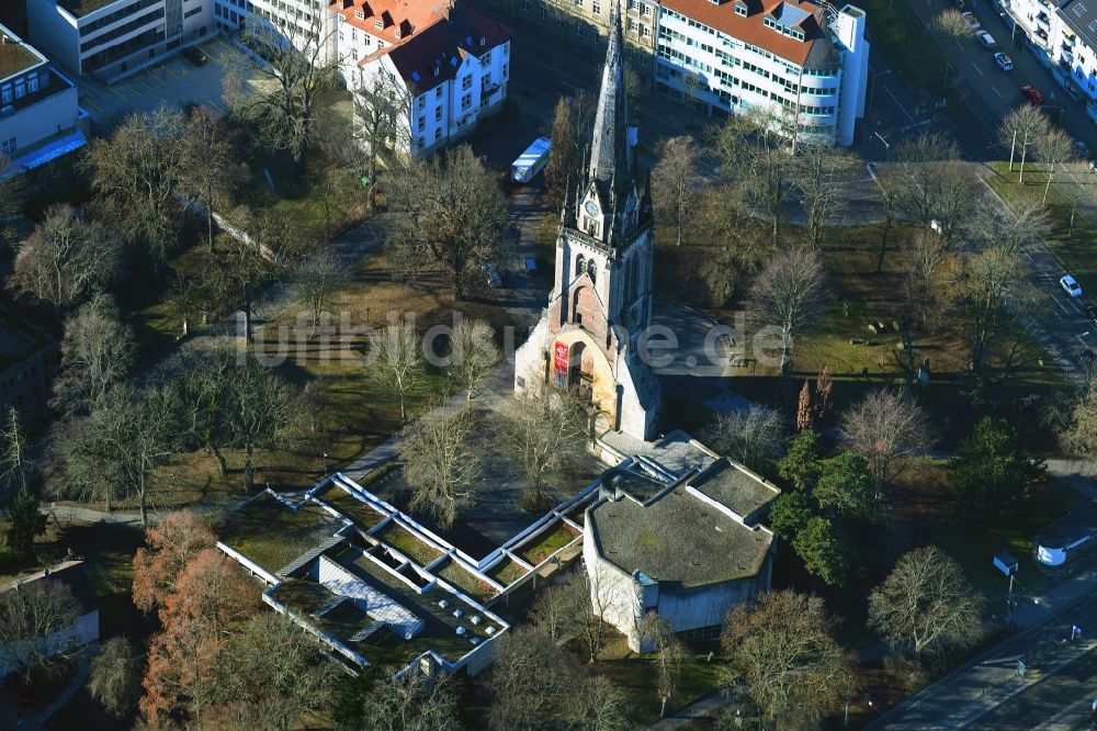 Luftaufnahme Kassel - Ruine des Kirchengebäude der Ev. Lutherkirche am Lutherplatz in Kassel im Bundesland Hessen, Deutschland