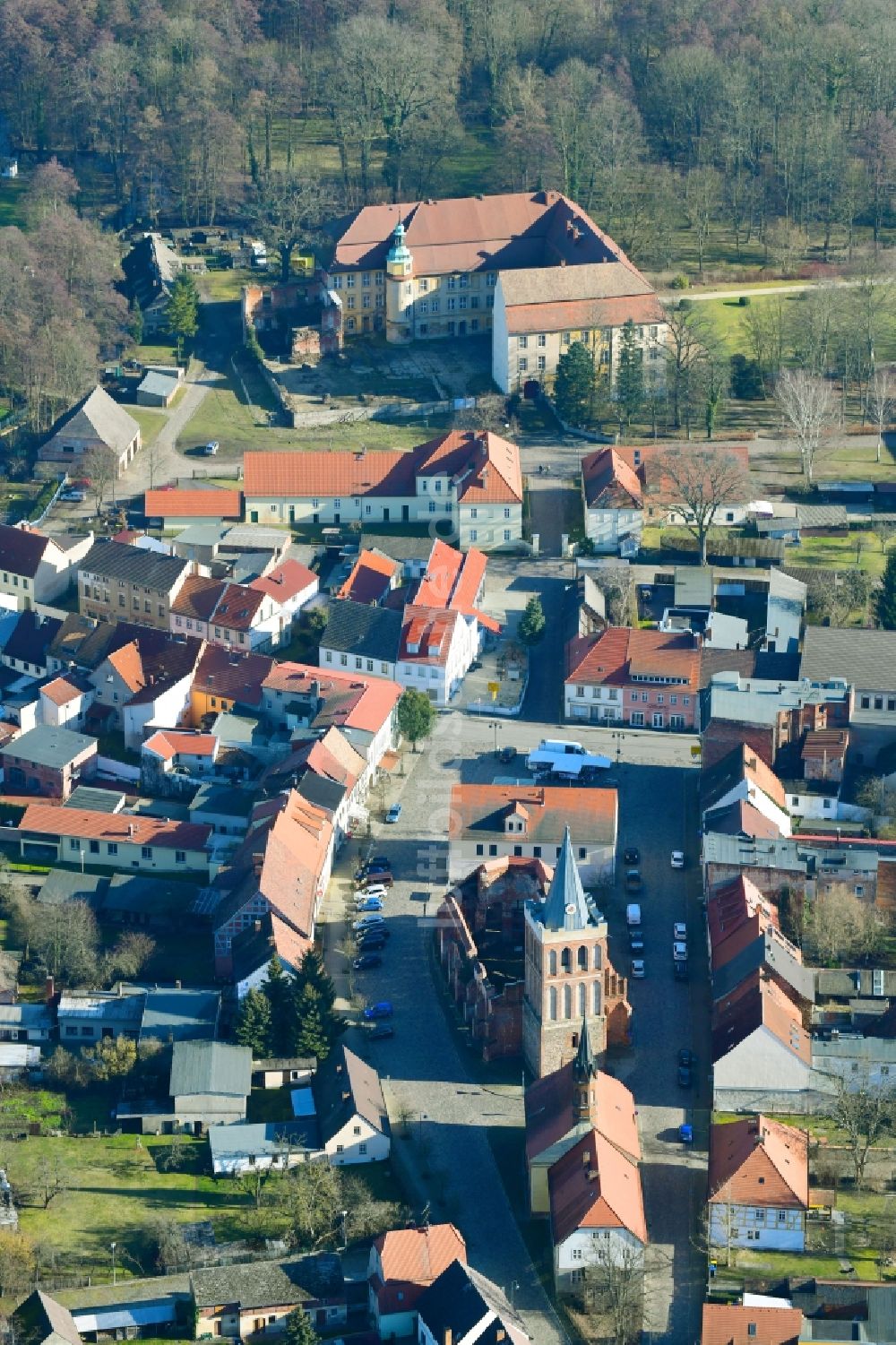 Luftbild Lieberose - Ruine des Kirchengebäude am Markt in Lieberose im Bundesland Brandenburg, Deutschland
