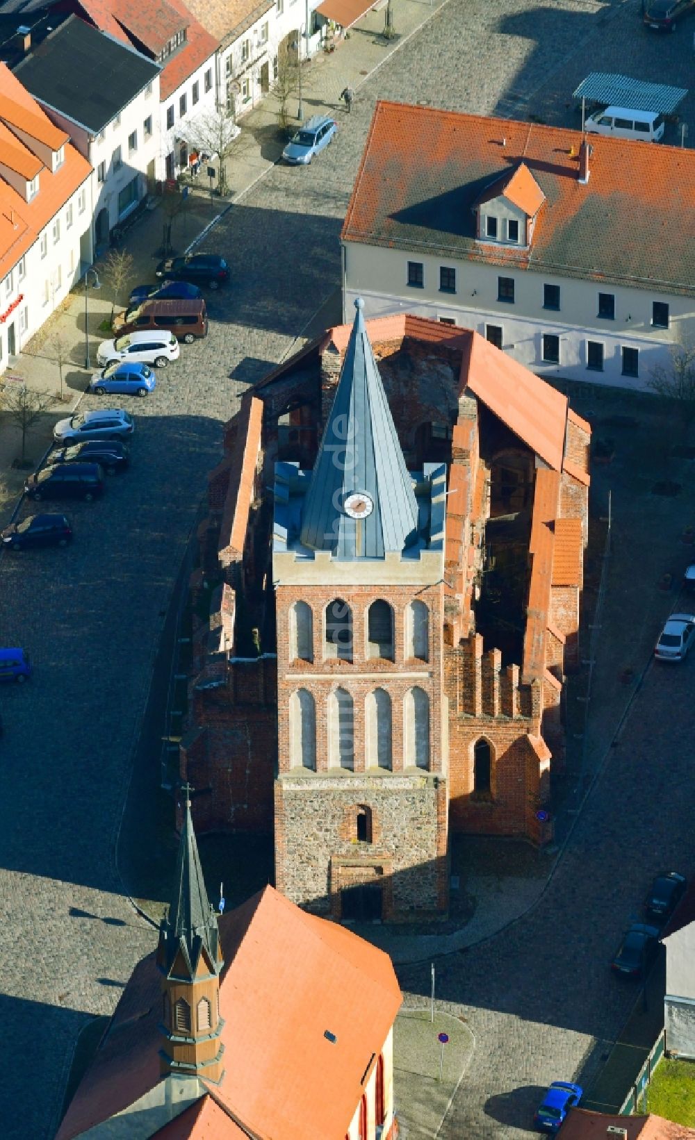 Luftaufnahme Lieberose - Ruine des Kirchengebäude am Markt in Lieberose im Bundesland Brandenburg, Deutschland