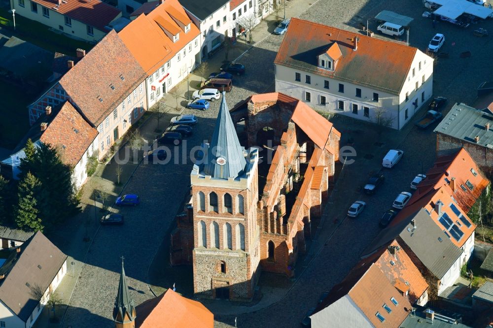 Lieberose von oben - Ruine des Kirchengebäude am Markt in Lieberose im Bundesland Brandenburg, Deutschland