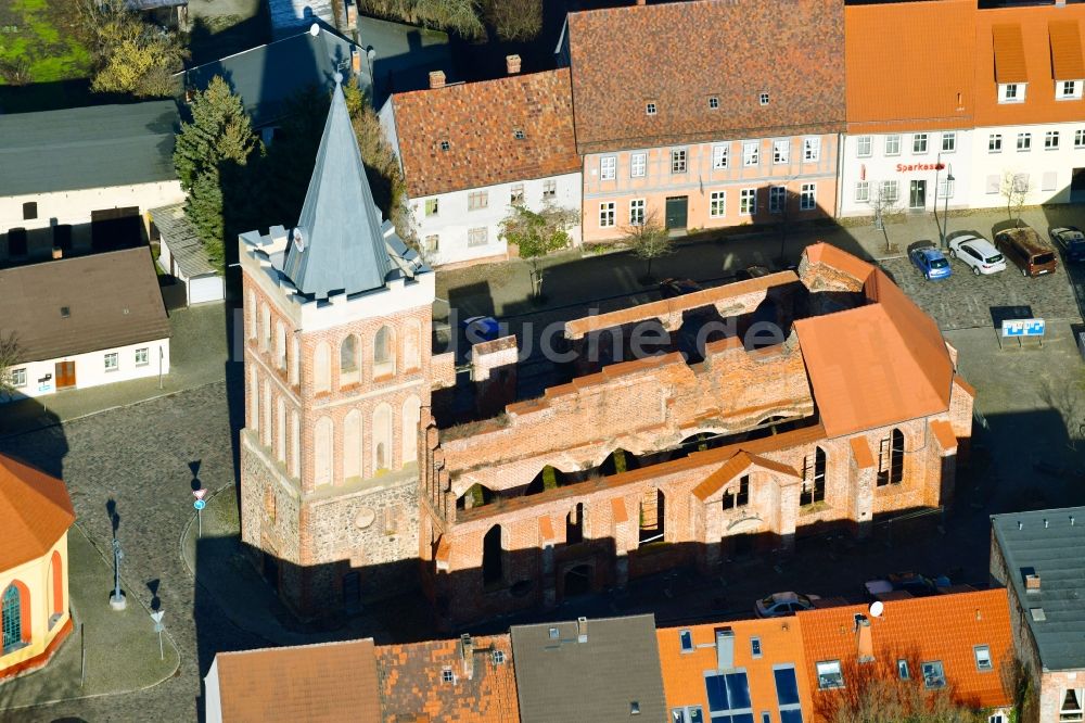 Luftbild Lieberose - Ruine des Kirchengebäude am Markt in Lieberose im Bundesland Brandenburg, Deutschland
