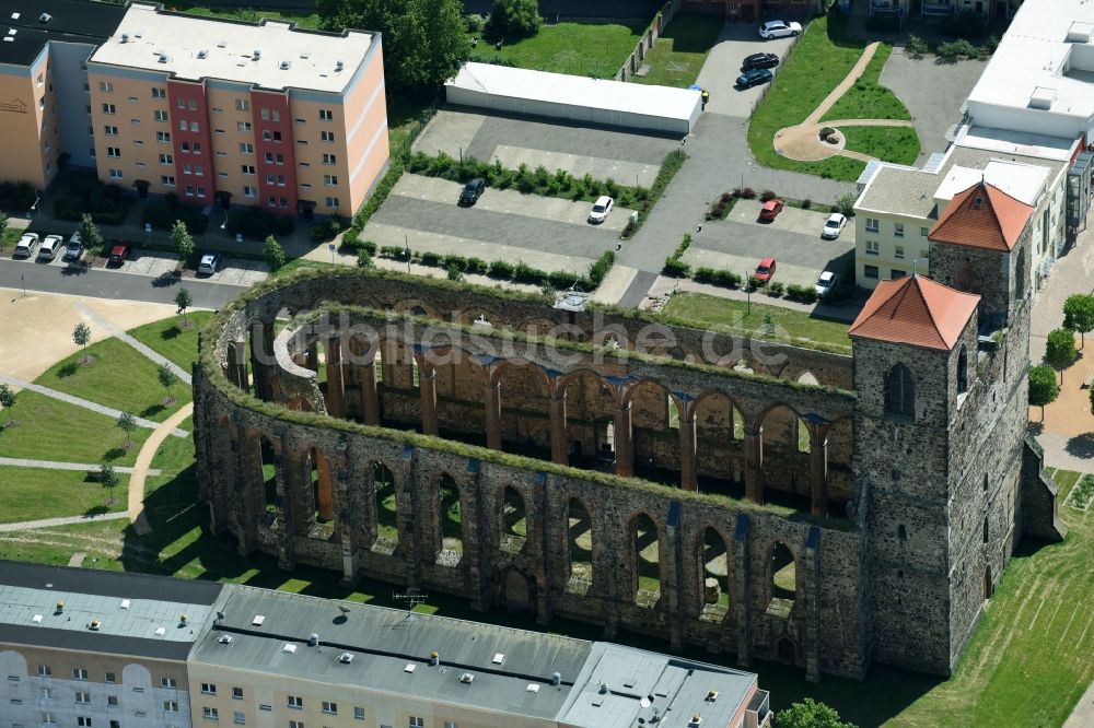 Zerbst/Anhalt aus der Vogelperspektive: Ruine des Kirchengebäude der Sankt Nikolai in Zerbst/Anhalt im Bundesland Sachsen-Anhalt, Deutschland