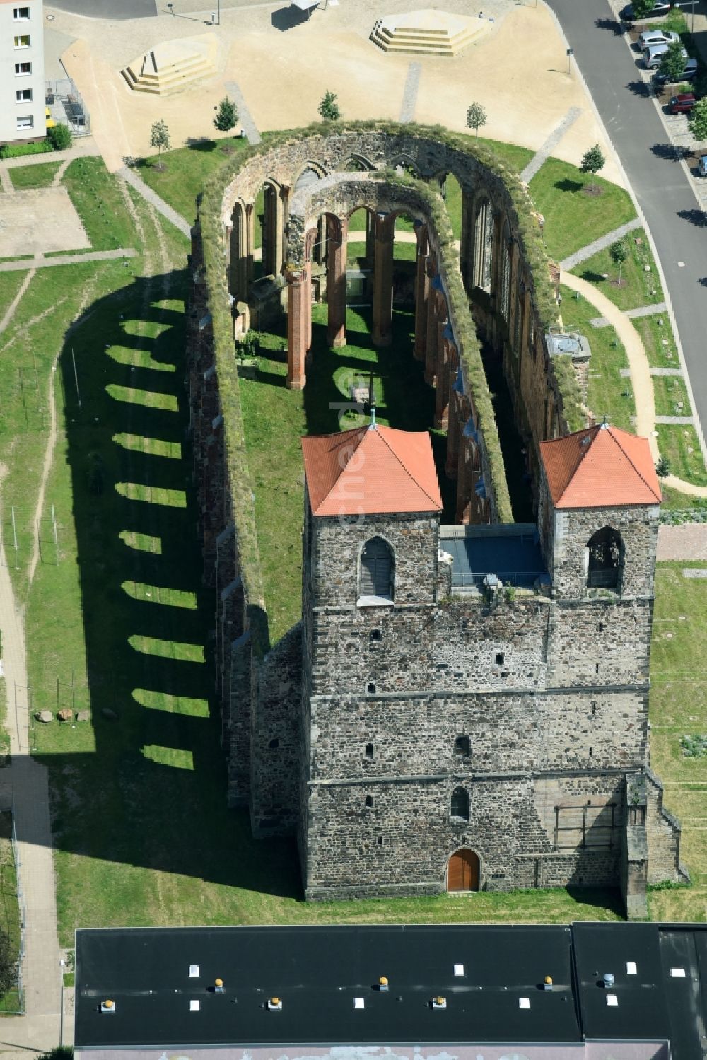 Luftbild Zerbst/Anhalt - Ruine des Kirchengebäude der Sankt Nikolai in Zerbst/Anhalt im Bundesland Sachsen-Anhalt, Deutschland