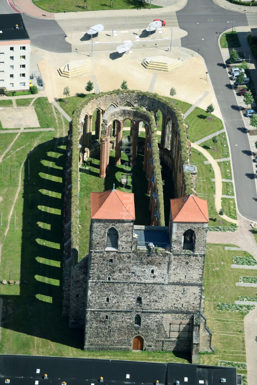 Luftaufnahme Zerbst/Anhalt - Ruine des Kirchengebäude der Sankt Nikolai in Zerbst/Anhalt im Bundesland Sachsen-Anhalt, Deutschland