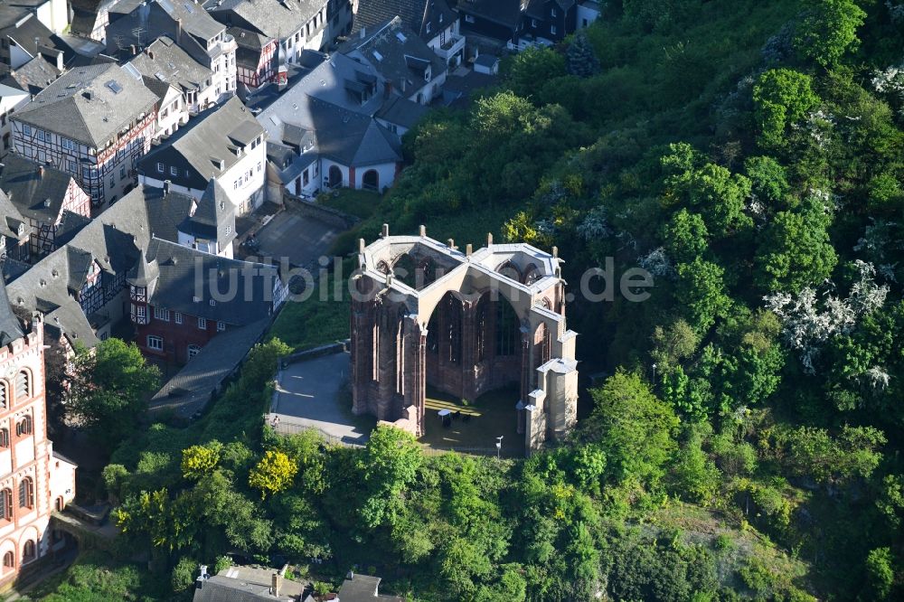 Bacharach aus der Vogelperspektive: Ruine des Kirchengebäude der Wernerkapelle in Bacharach im Bundesland Rheinland-Pfalz, Deutschland