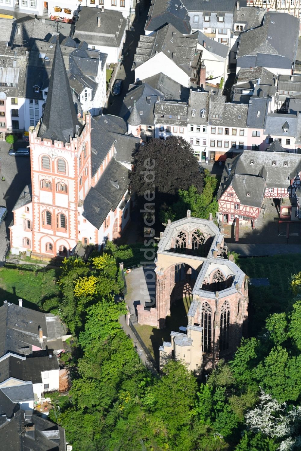 Bacharach aus der Vogelperspektive: Ruine des Kirchengebäude der Wernerkapelle in Bacharach im Bundesland Rheinland-Pfalz, Deutschland