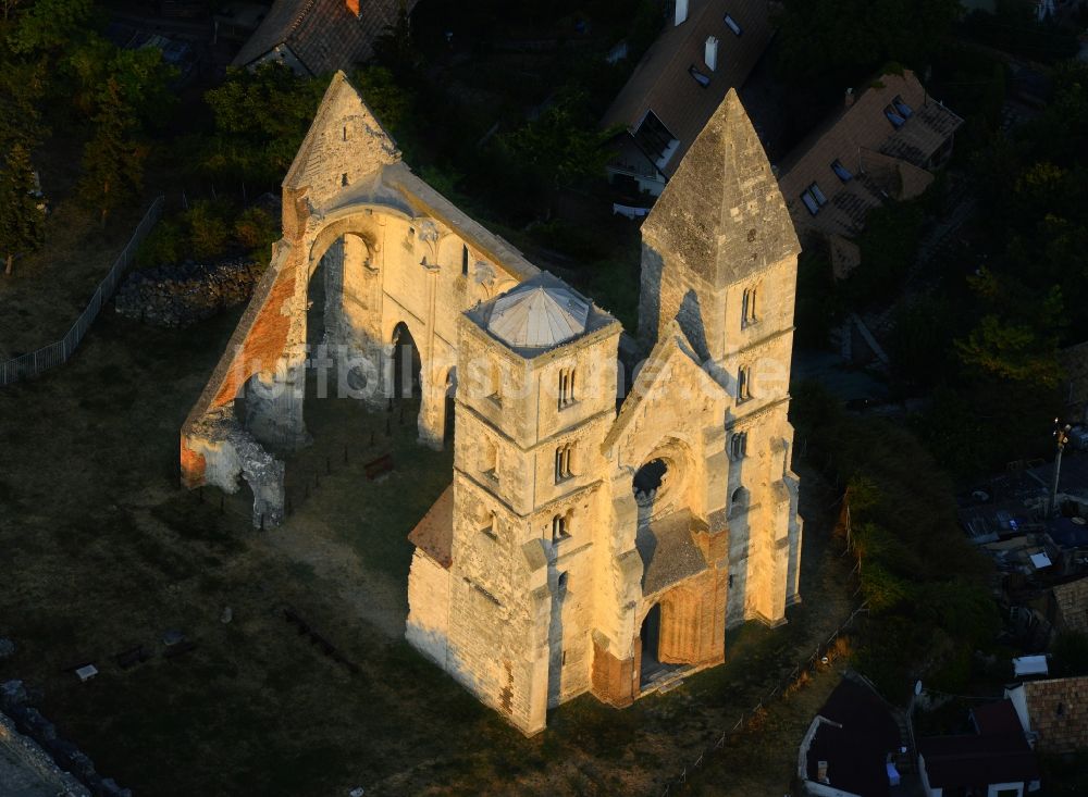 Zsambek von oben - Ruine des Kirchengebäude der Zsámbéki Romtemplom in Zsambek in Komitat Pest, Ungarn