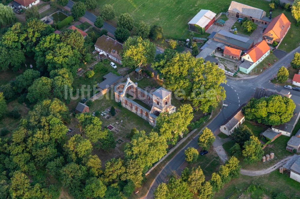 Luftaufnahme Flieth-Stegelitz - Ruine des Kirchengebäudes in Flieth-Stegelitz im Bundesland Brandenburg, Deutschland