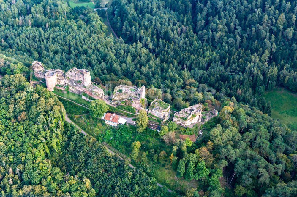 Dahn aus der Vogelperspektive: Ruine und Mauerreste der Burgruine Altdahn in Dahn im Bundesland Rheinland-Pfalz, Deutschland