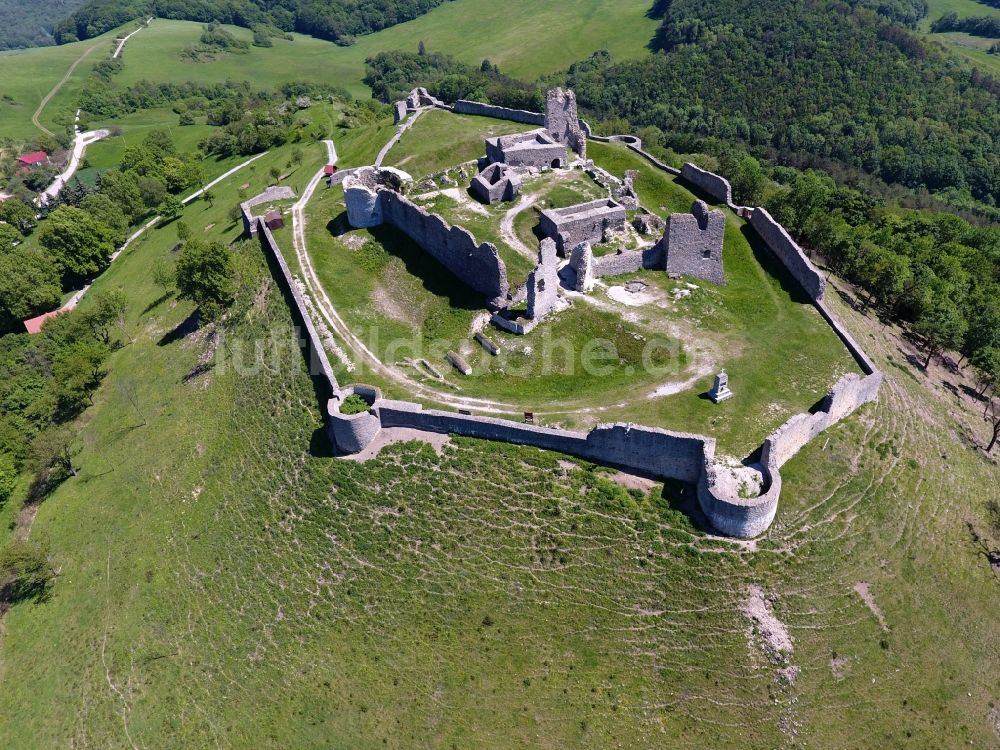 Luftbild Podbranc - Ruine und Mauerreste der Burgruine Branc castle im Ortsteil Podzamok in Podbranc in Trnavsky kraj, Slowakei