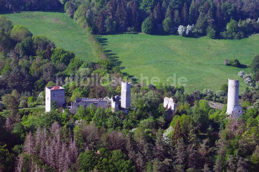 Gerstungen von oben - Ruine und Mauerreste der Burgruine Brandenburg in Gerstungen im Bundesland Thüringen, Deutschland