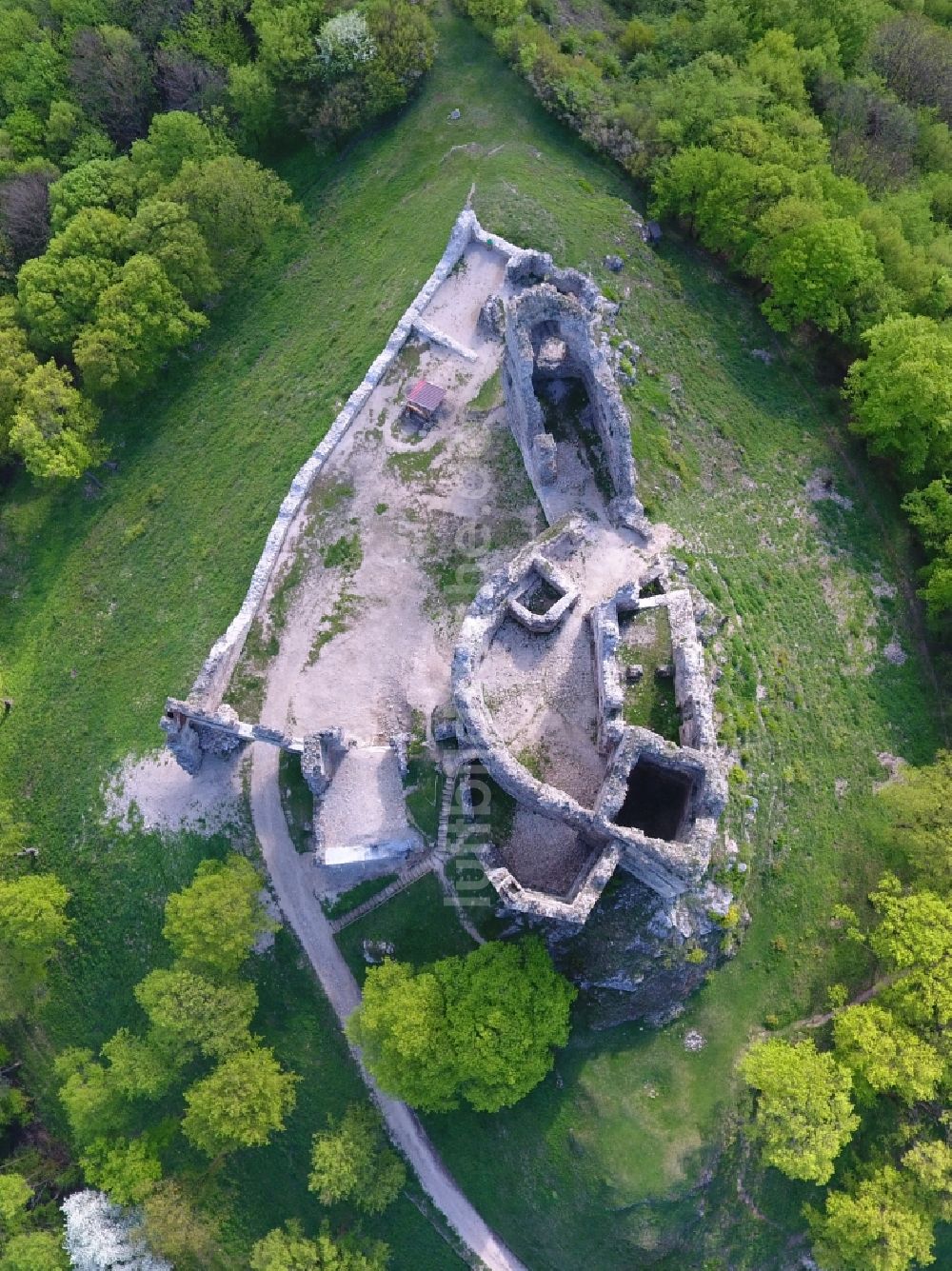 Luftbild Brekov - Ruine und Mauerreste der Burgruine in Brekov in Presovsky kraj, Slowakei