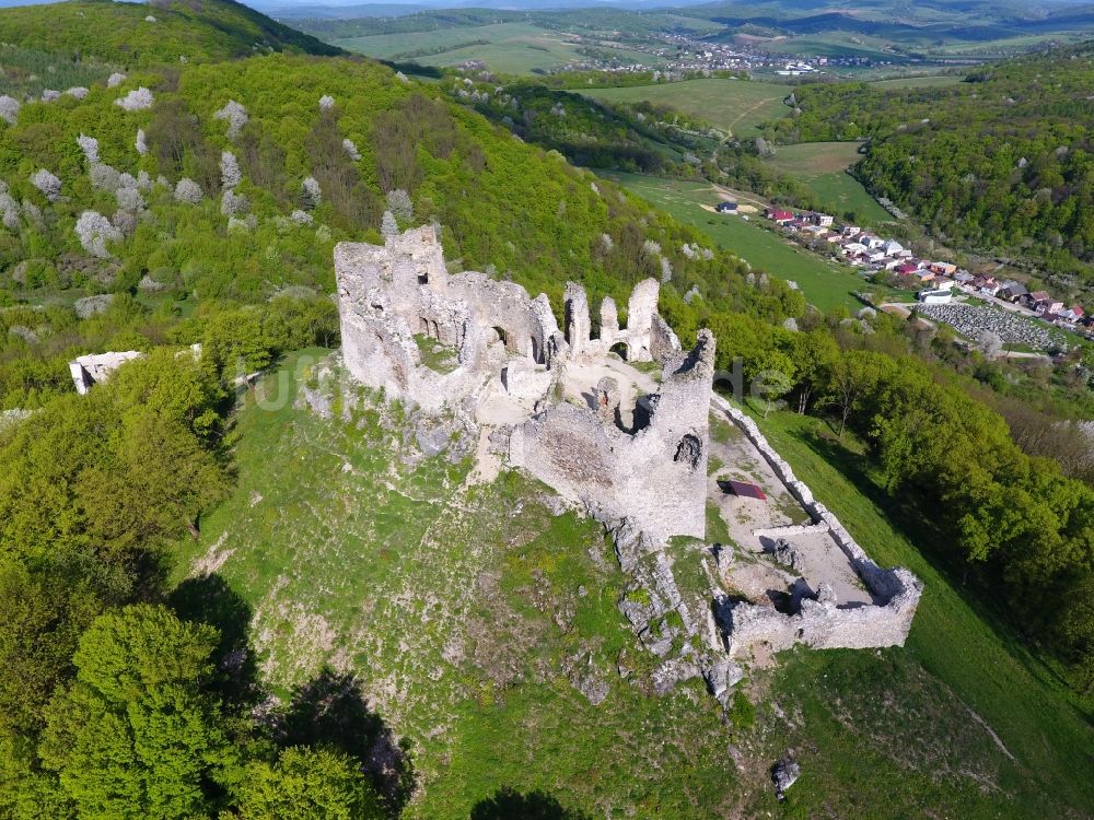 Luftaufnahme Brekov - Ruine und Mauerreste der Burgruine in Brekov in Presovsky kraj, Slowakei