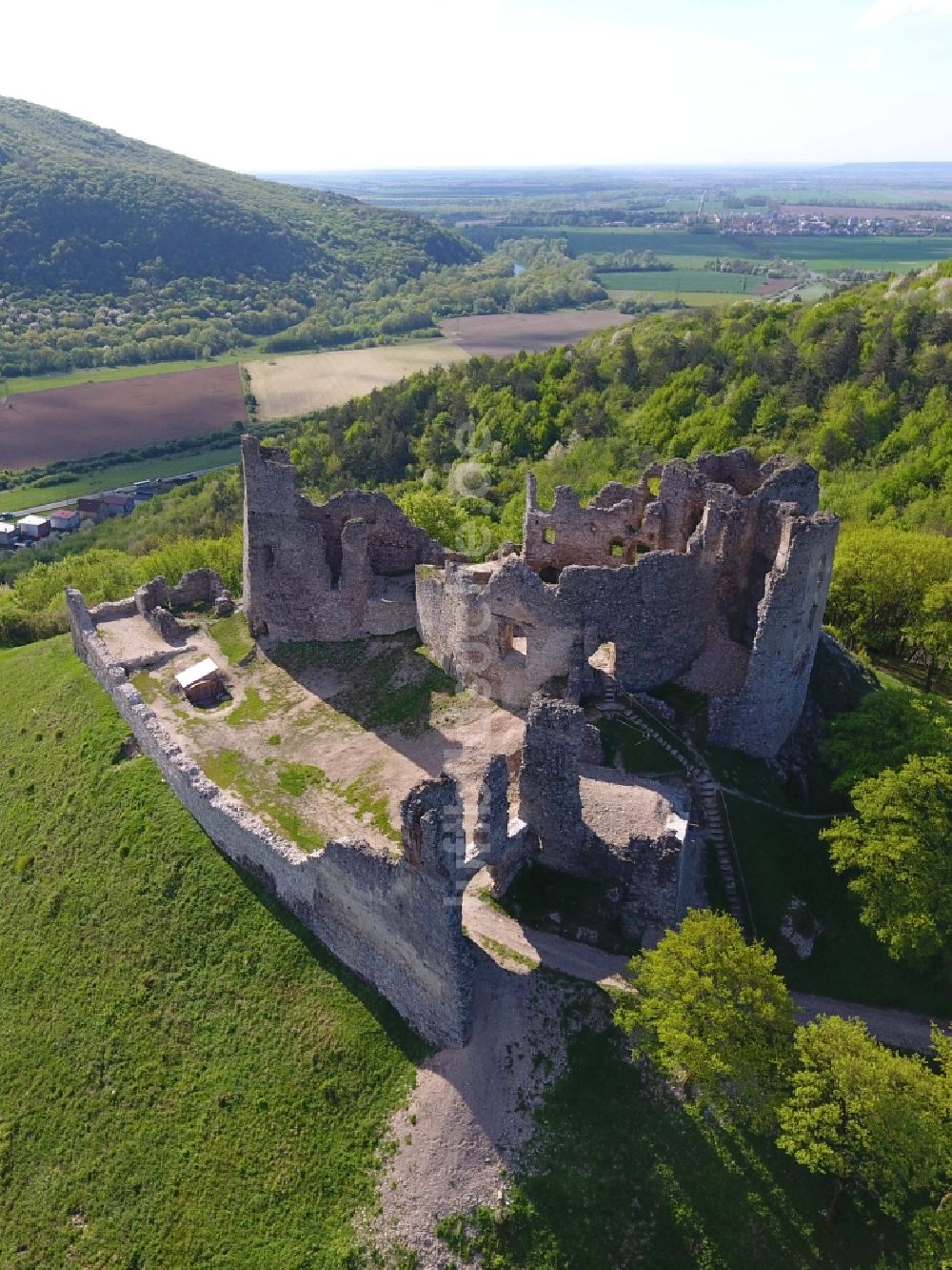 Brekov aus der Vogelperspektive: Ruine und Mauerreste der Burgruine in Brekov in Presovsky kraj, Slowakei