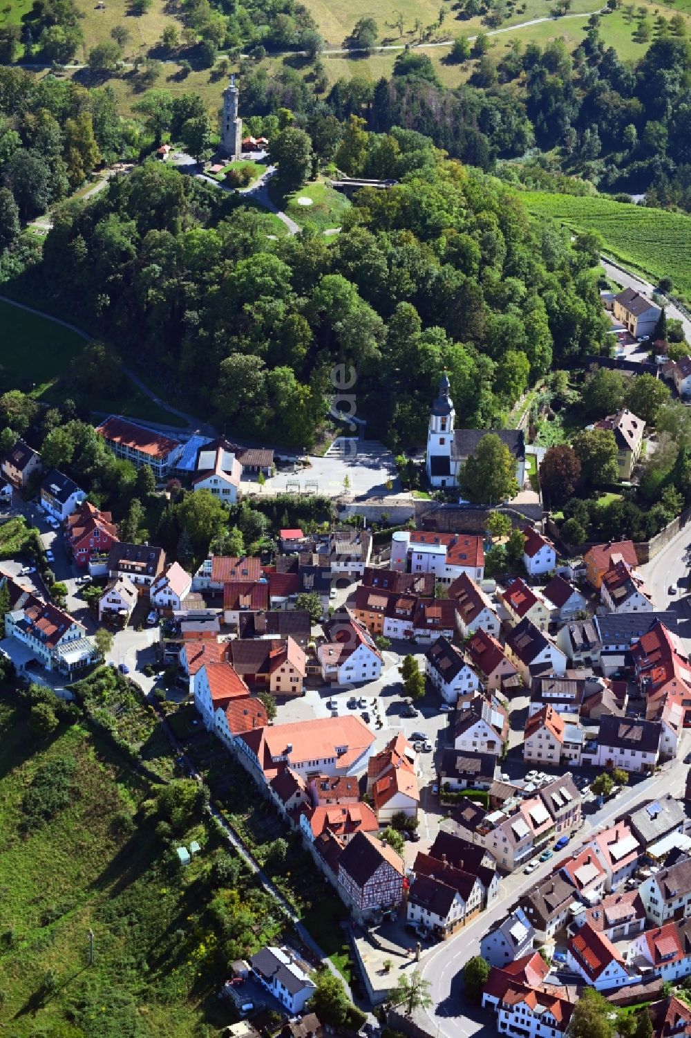 Luftbild Löwenstein - Ruine und Mauerreste der Burgruine Burg Löwenstein mit Blick auf die Ortschaft in Löwenstein im Bundesland Baden-Württemberg, Deutschland