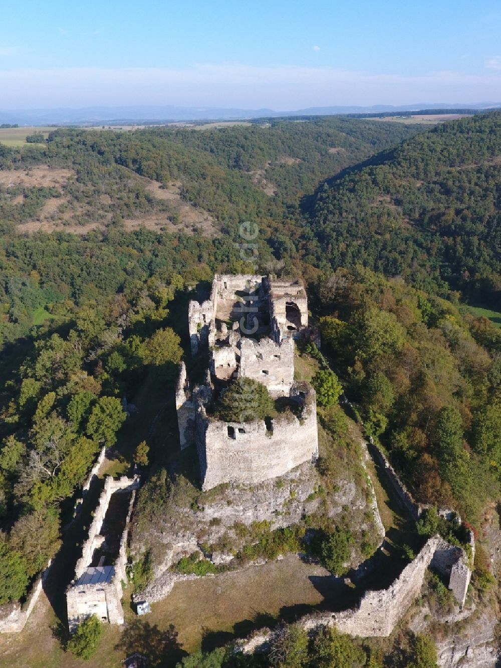 Cabradsky Vrbovok von oben - Ruine und Mauerreste der Burgruine in Cabradsky Vrbovok in Banskobystricky kraj, Slowakei