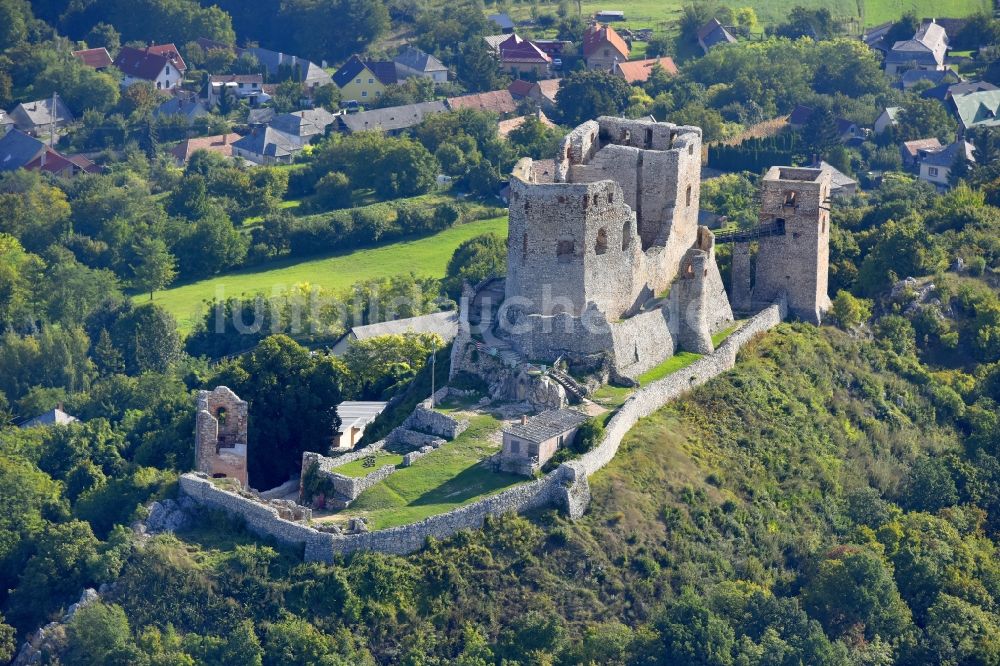 Csesznek von oben - Ruine und Mauerreste der Burgruine Cseszneki Castle in Csesznek in Wesprim, Ungarn