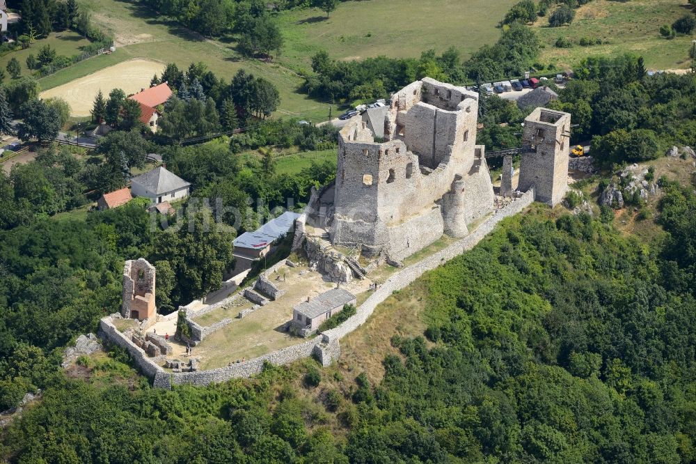 Luftbild Csesznek - Ruine und Mauerreste der Burgruine Cseszneki Var Castle in Csesznek in Wesprim, Ungarn