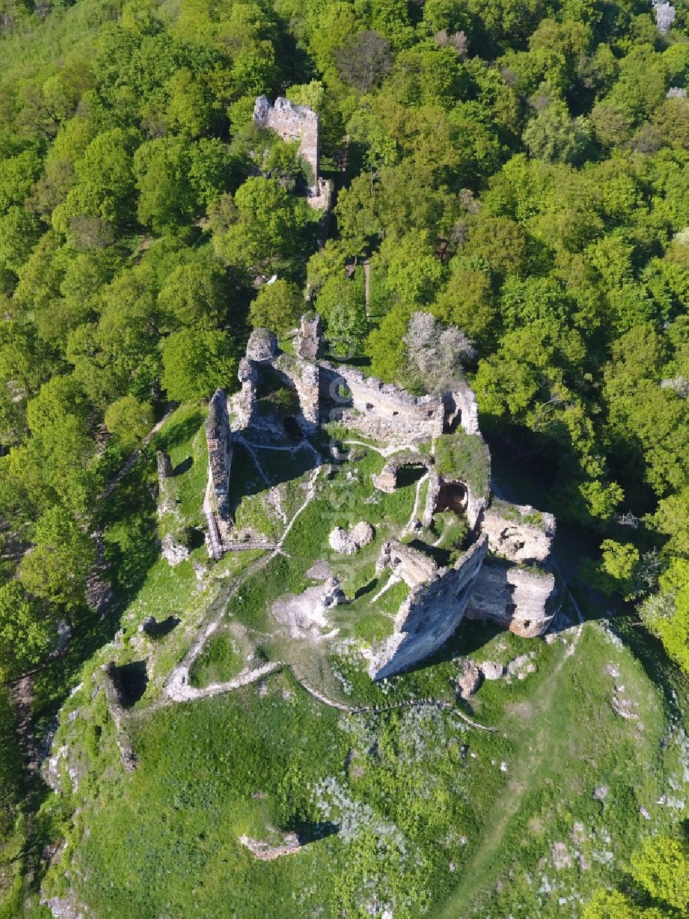 Sedliska von oben - Ruine und Mauerreste der Burgruine Csicsva in Sedliska in Presovsky kraj, Slowakei