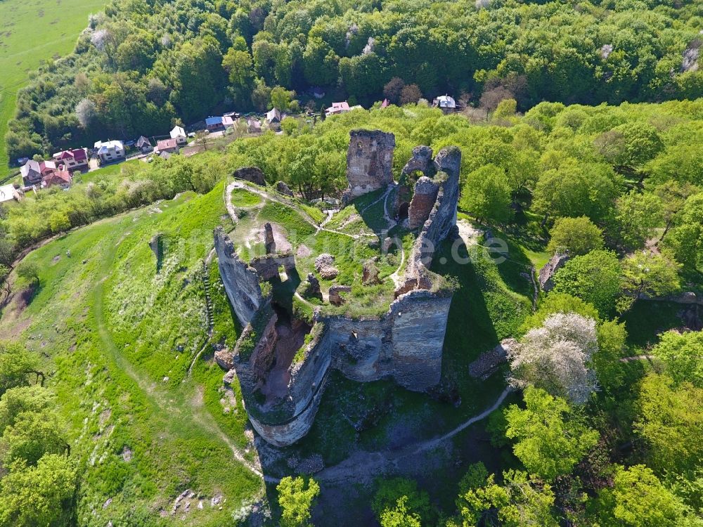 Sedliska aus der Vogelperspektive: Ruine und Mauerreste der Burgruine Csicsva in Sedliska in Presovsky kraj, Slowakei