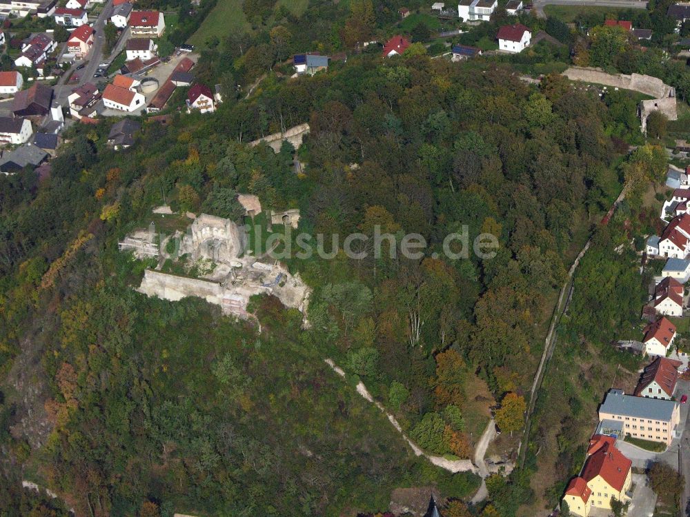 Luftaufnahme Donaustauf - Ruine und Mauerreste der Burgruine in Donaustauf im Bundesland Bayern, Deutschland