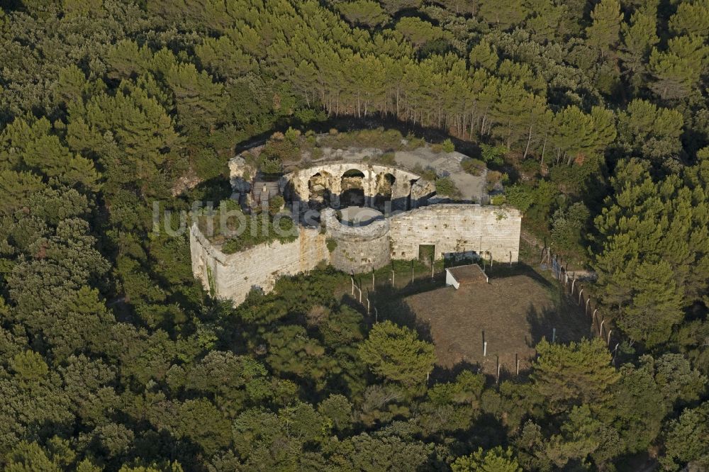 Pula von oben - Ruine und Mauerreste der Burgruine Fort Grosso in Pula in Istirien - Istarska zupanija, Kroatien