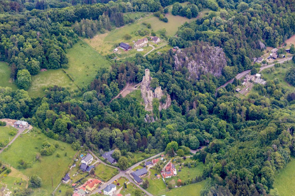 Luftaufnahme Fr?d?tejn - Ruine und Mauerreste der Burgruine Friedstein in Frydstejn in Liberecky kraj, Tschechien