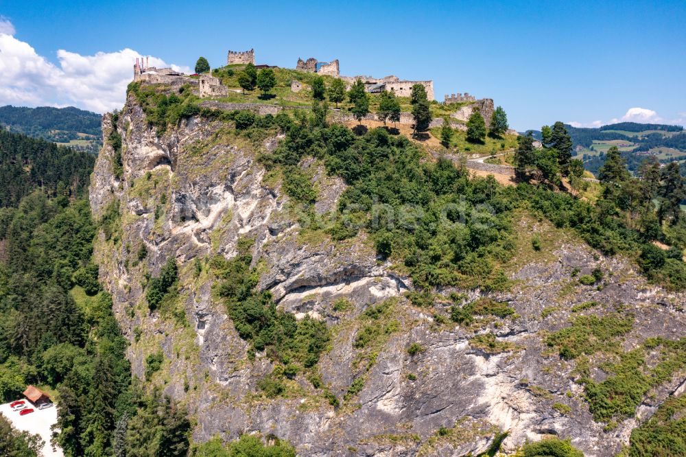 Griffen von oben - Ruine und Mauerreste der Burgruine Griffen in Kärnten, Österreich