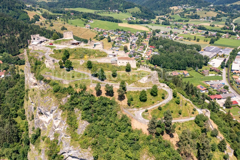 Griffen aus der Vogelperspektive: Ruine und Mauerreste der Burgruine Griffen in Kärnten, Österreich