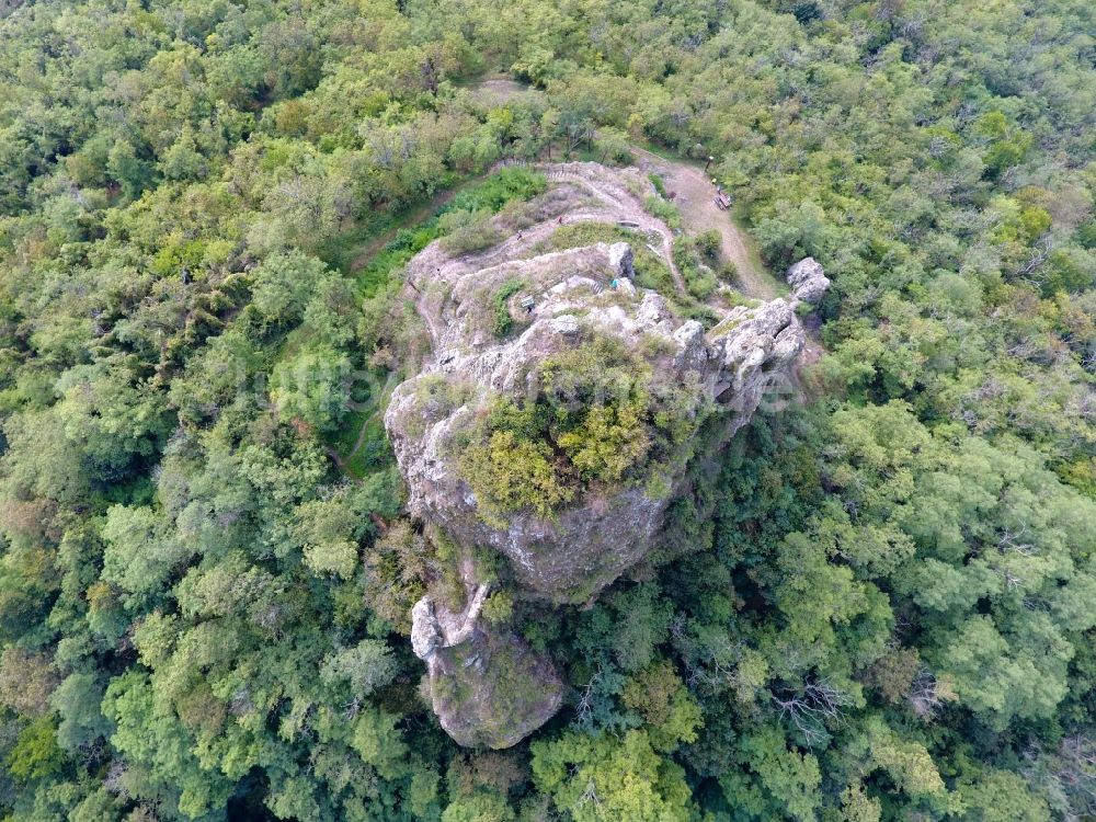 Hajnacka aus der Vogelperspektive: Ruine und Mauerreste der Burgruine in Hajnacka in Banskobystricky kraj, Slowakei
