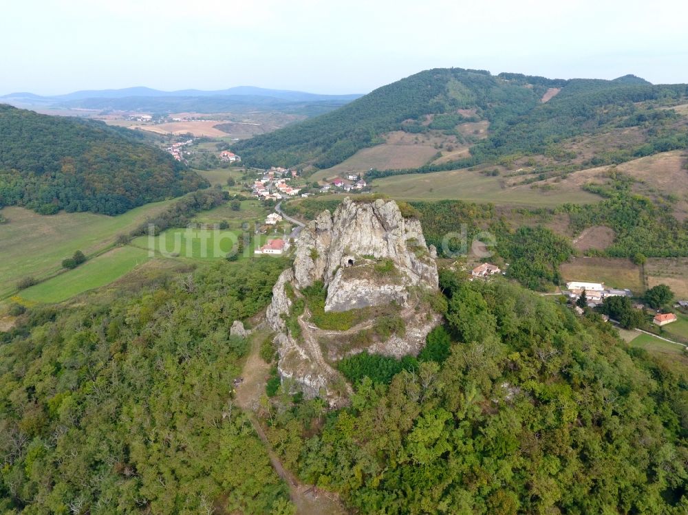 Luftbild Hajnacka - Ruine und Mauerreste der Burgruine in Hajnacka in Banskobystricky kraj, Slowakei