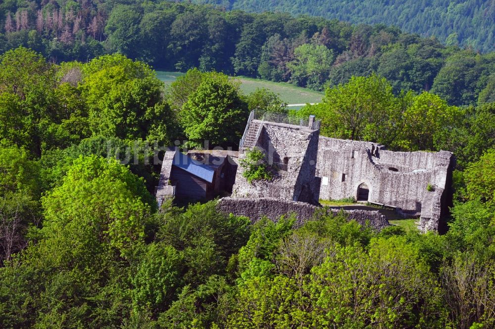 Haunetal von oben - Ruine und Mauerreste der Burgruine Hauneck in Haunetal im Bundesland Hessen, Deutschland