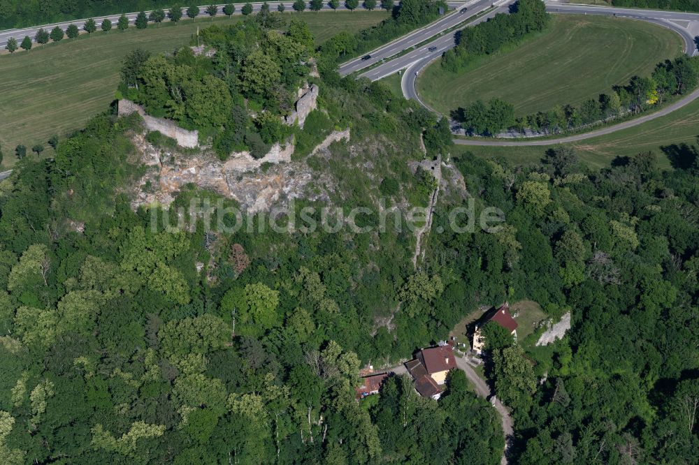 Hilzingen aus der Vogelperspektive: Ruine und Mauerreste der Burgruine Hohekrähen in Hilzingen im Bundesland Baden-Württemberg, Deutschland
