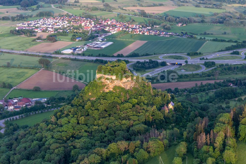 Luftbild Hilzingen - Ruine und Mauerreste der Burgruine Hohekrähen in Hilzingen im Bundesland Baden-Württemberg, Deutschland