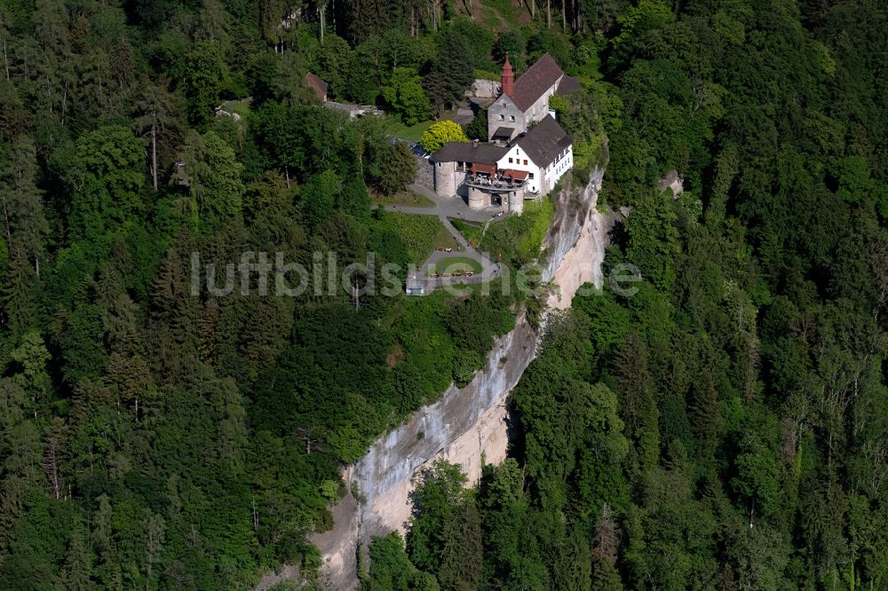 Luftbild Bregenz - Ruine und Mauerreste der Burgruine Hohenbregenz in Bregenz in Vorarlberg, Österreich
