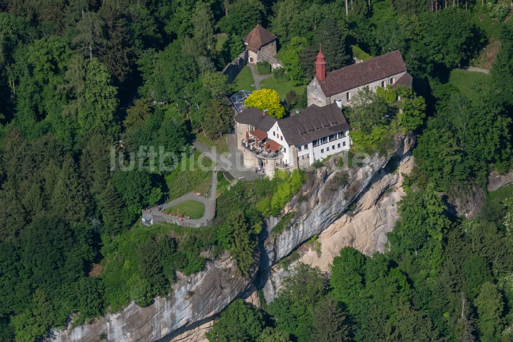 Luftaufnahme Bregenz - Ruine und Mauerreste der Burgruine Hohenbregenz in Bregenz in Vorarlberg, Österreich