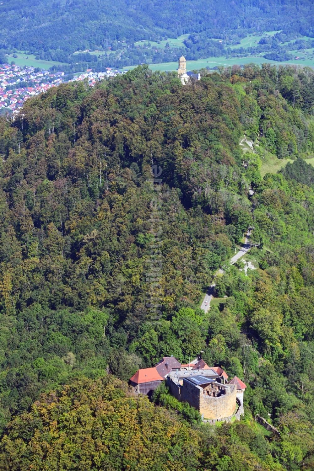 Luftaufnahme Rechberg - Ruine und Mauerreste der Burgruine Hohenrechberg in Rechberg im Bundesland Baden-Württemberg, Deutschland