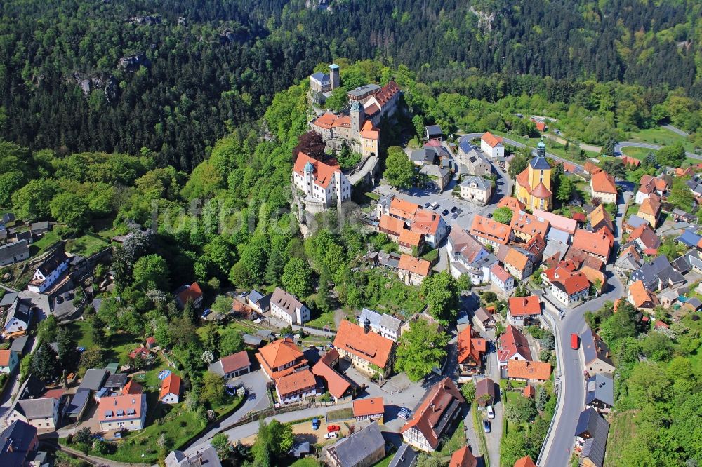 Hohnstein aus der Vogelperspektive: Ruine und Mauerreste der Burgruine in Hohnstein im Bundesland Sachsen, Deutschland