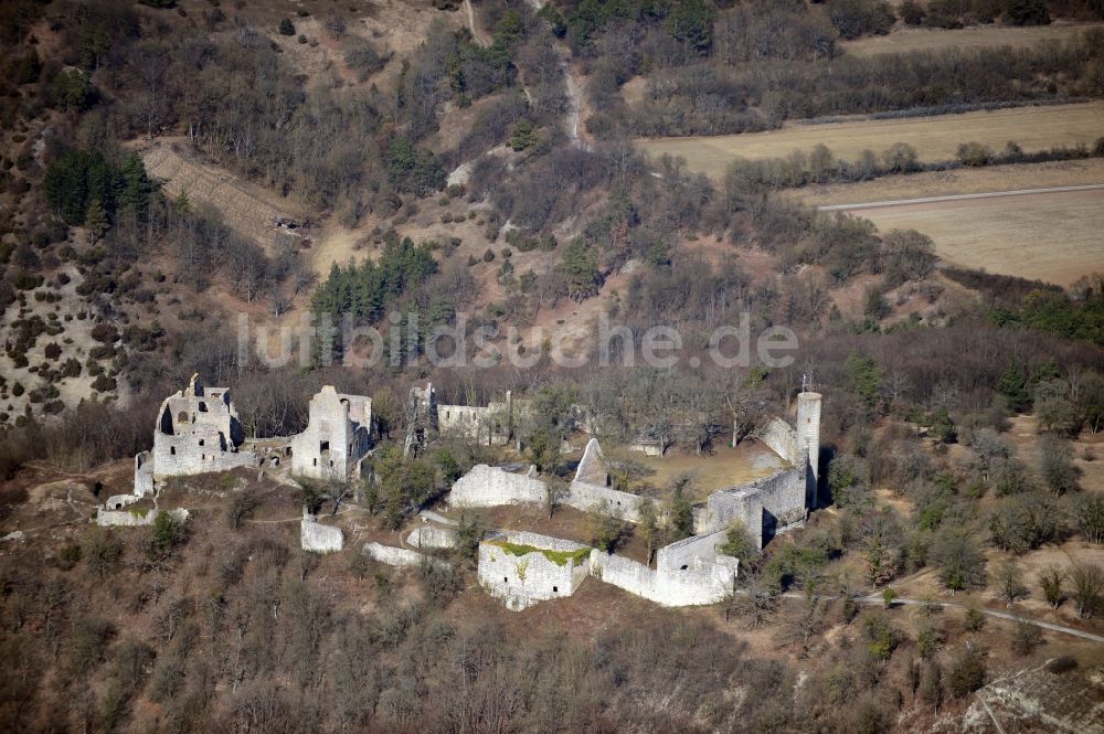 Gössenheim von oben - Ruine und Mauerreste der Burgruine Homburg in Gössenheim im Bundesland Bayern, Deutschland