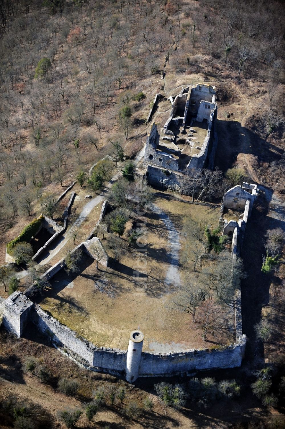 Luftaufnahme Gössenheim - Ruine und Mauerreste der Burgruine Homburg in Gössenheim im Bundesland Bayern, Deutschland